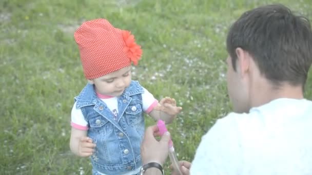 Familia jugando con burbujas — Vídeo de stock