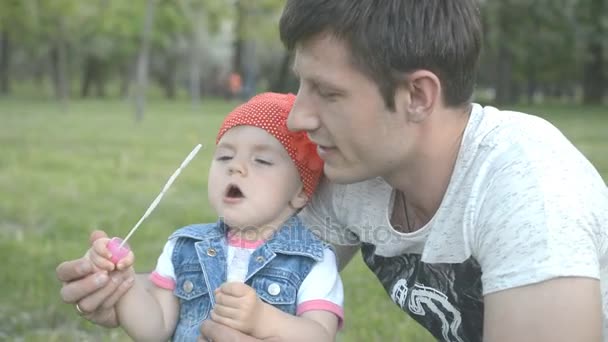 公園内の美しい娘と遊ぶお父さん。愛の家族概念. — ストック動画