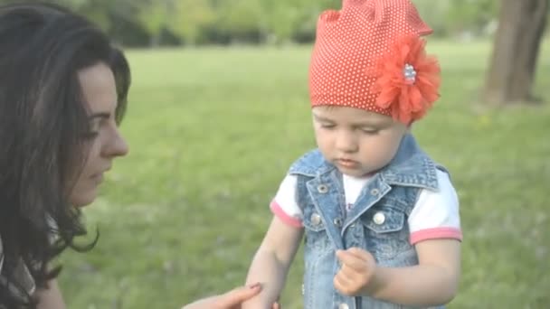 Mama wyciera ręce córki w parku. Opieki rodzicielskiej — Wideo stockowe