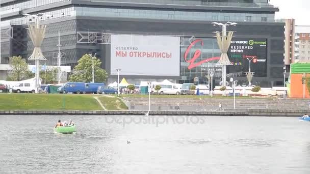 Belarús, Minsk, 21 de mayo. 2017. Minsk, el río Svisloch . — Vídeos de Stock