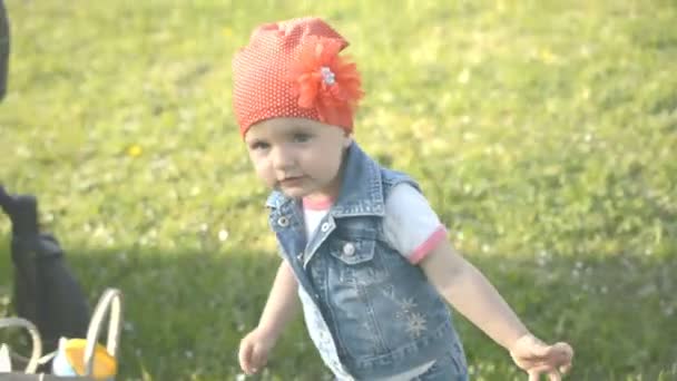 Niña pequeña correr en el parque — Vídeos de Stock