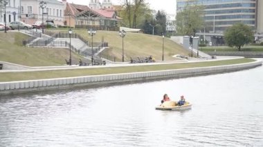 Belarus, Minsk, 21 Mayıs. 2017. anne ve güneş kayıkla gezmek