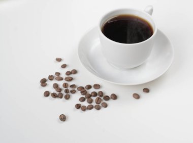 beyaz izole kahve fincanı