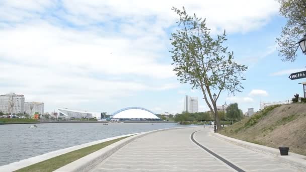 Belarús, Minsk, 21 de mayo de 2017 Sendero peatonal en la orilla del río — Vídeos de Stock