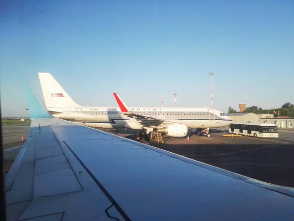 Mosow, Rusia - julio de 20117: aeropuerto de Vnukovo, líneas aéreas rusas Pobeda — Foto de Stock