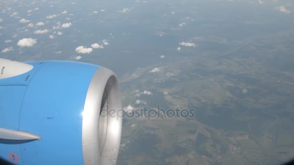 Blick durch das Bullauge eines Flugzeugs mit bestellten Feldern — Stockvideo
