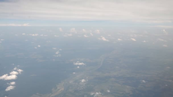 Вид через окно самолета — стоковое видео