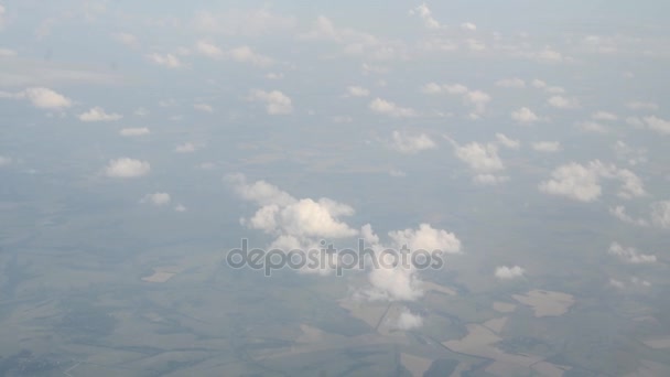 Вид с воздуха на реку, смотрящую через окно самолета — стоковое видео