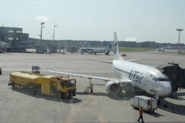 Mosow, Rusya-Temmuz, 2017: Havaalanı Vnukovo, uçak UTair, ayrılış öncesi işçiler tarafından hizmet