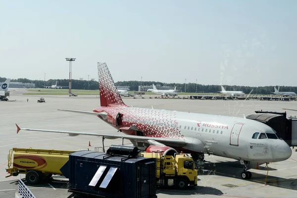 Mosow, Rusia - julio de 2017: aeropuerto de Vnukovo, compañía de moscas rossiya — Foto de Stock