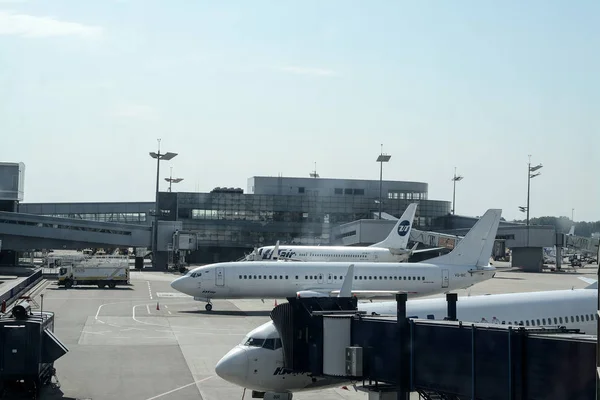 Mosow, Rusia - julio de 2017: aeropuerto Vnukovo, avión esperando Pasajeros — Foto de Stock