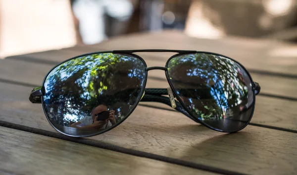 Okulary przeciwsłoneczne na stole — Zdjęcie stockowe