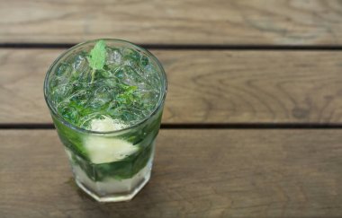 Mojito taze içki ahşap bir masa üzerinde