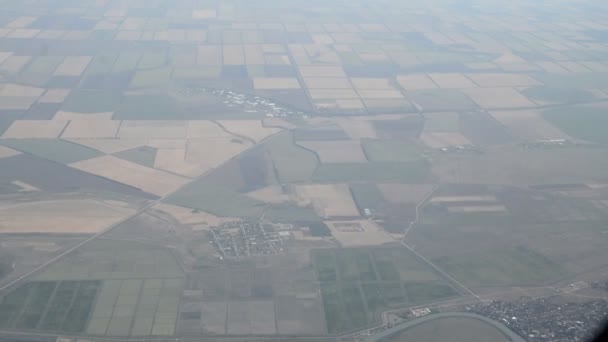 Vue sur la terre à travers la fenêtre de l'avion, territoire russe — Video