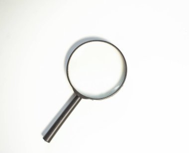 Beyaz arkaplanda büyüteç