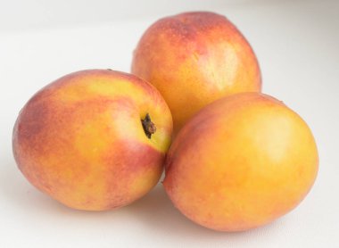 üç beyaz arka plan üzerinde şeftali