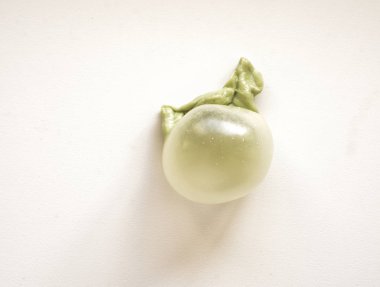 Beyaz arka plan üzerinde izole yeşil sakız kabarcık