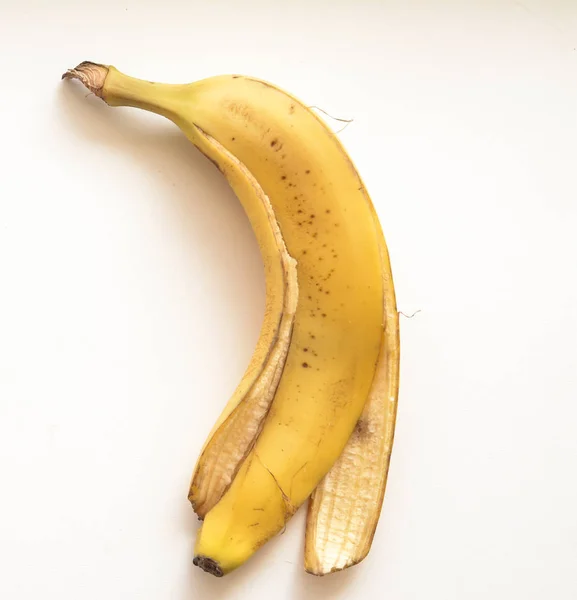 Μπανανόφλουδα που απομονώνονται σε λευκό φόντο — Φωτογραφία Αρχείου