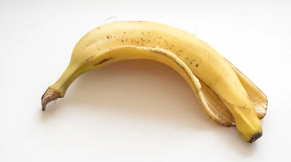 Bananenschale isoliert auf weißem Hintergrund — Stockfoto