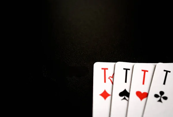 Четыре туза на черном фоне, играя в карты с копирайтом — стоковое фото