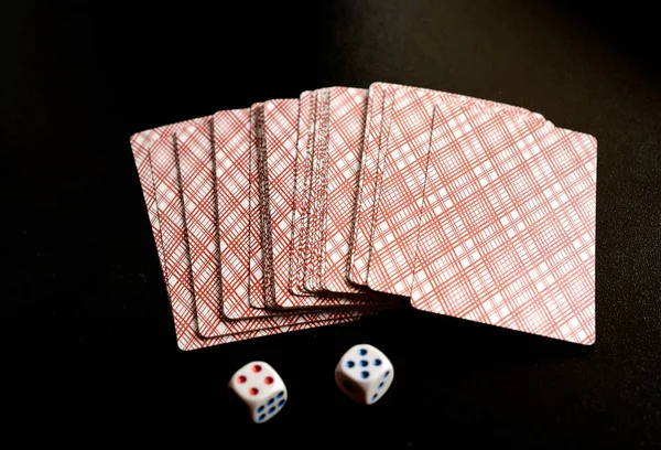 두 개의 주사위와 카드 놀이 — 스톡 사진