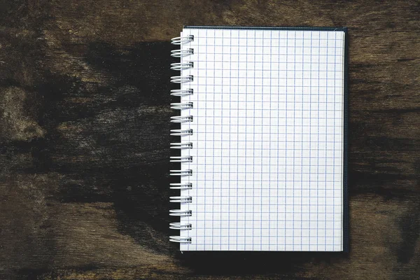 Ren anteckningsbok på ett träbord — Stockfoto