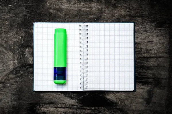 Öppna tomt anteckningsblock på bordet och gröna tuschpenna — Stockfoto