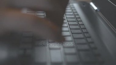 klavyede yazarak yakın çekim. ağır çekim. Gölge