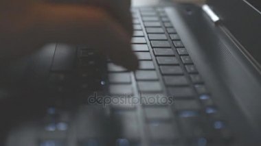 klavyede yazarak yakın çekim. ağır çekim görüntüleri