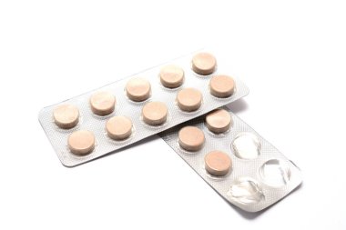 hapları üzerinde beyaz izole iki paket