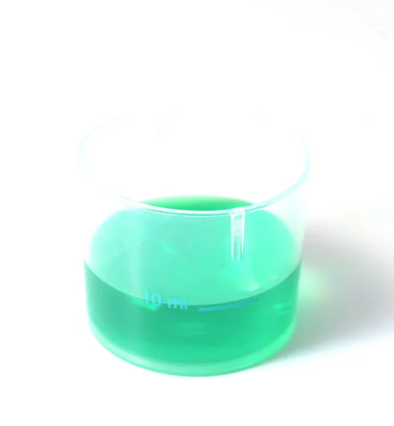 プラスチック製のコップに緑の医療液体 — ストック写真