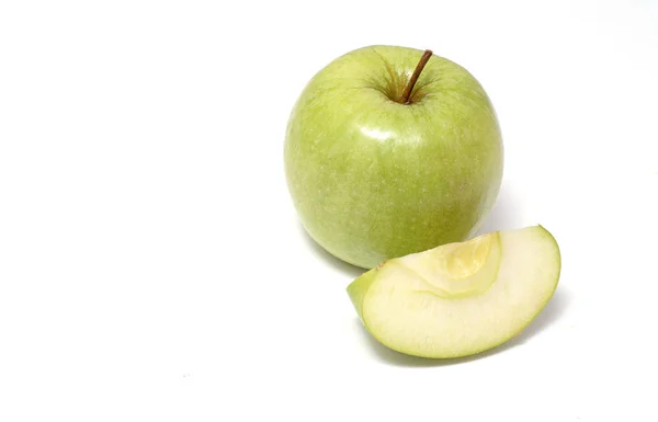 Manzana verde y rebanada aislada en blanco — Foto de Stock