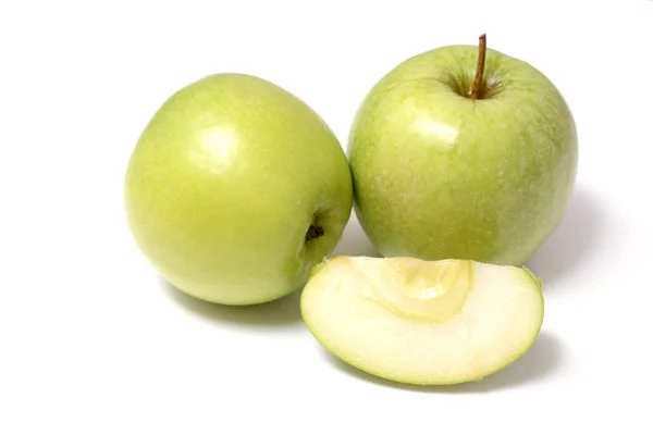 Grupo de manzanas verdes maduras con hoja de manzana verde y rodaja de manzana verde aislada sobre fondo blanco . — Foto de Stock