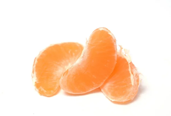 Fatias de tangerina isoladas em backgroud branco — Fotografia de Stock