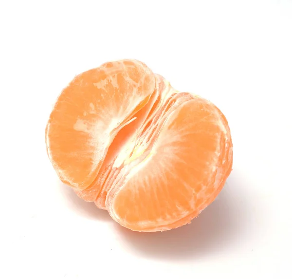 Frutas de tangerina ou mandarina descascadas, metade isoladas sobre um recorte de fundo branco — Fotografia de Stock