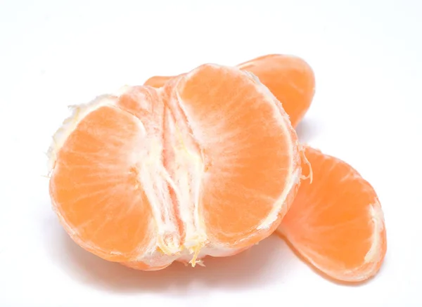 Frutos de mandarina o mandarina aislados sobre fondo blanco — Foto de Stock