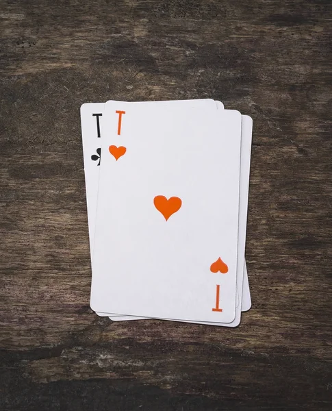 Jugar a las cartas as de corazones — Foto de Stock