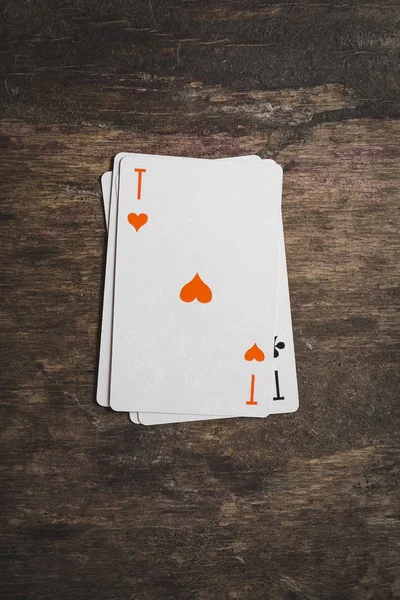 Jugar a las cartas as de corazones — Foto de Stock