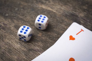 iki oyun zar sayısı altı altı ve kupa ası