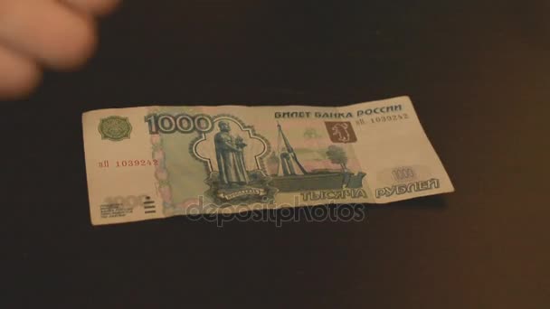 Empresário contando dinheiro, moeda rublo russo, em sua mesa de trabalho conceitos financeiros e ricos — Vídeo de Stock