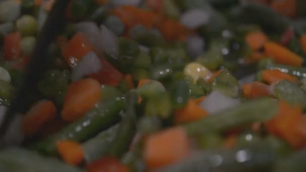 Dondurulmuş sebzeler bir tavada pişirme hd görüntüleri ağır çekim kadar kapatın — Stok video
