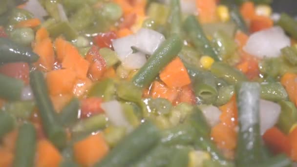 Vegetais congelados cozinhar em uma frigideira hd filmagens câmera lenta — Vídeo de Stock