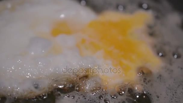 HD makro bilder av ett ägg i en stekpanna slow motion — Stockvideo