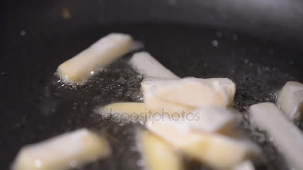 Cozinhar batatas fritas congeladas macro hd imagens câmera lenta — Vídeo de Stock