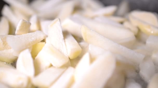 Batatas congeladas em uma frigideira cozinhar imagens hd câmera lenta — Vídeo de Stock