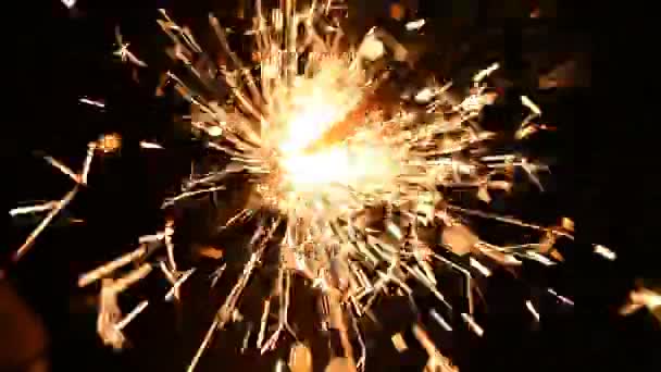 Vuurwerk sparkler branden geïsoleerd van boven naar beneden in de macro-opname. Kanonpoeder vonken schot tegen diepe donkere achtergrond. — Stockvideo
