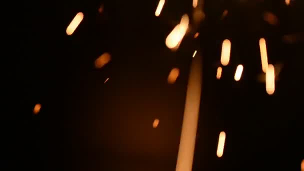 Vuurwerk sparkler branden achtergrond hd slow-motion beelden — Stockvideo