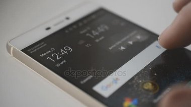 Perm, Rusya - Kasım 2017. Beyaz masaya akıllı telefon kullanma