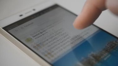 Perm, Rusya - Kasım 2017. Beyaz masaya akıllı telefon kullanma