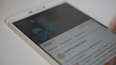 Perm, Rusya - Kasım 2017. Beyaz masaya akıllı telefon kullanma